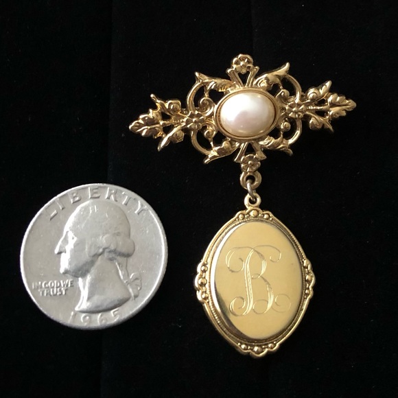 Vintage gold tone BROOCH Pin with faux pearl- etched ‘B’ in script - Picture 2 of 5